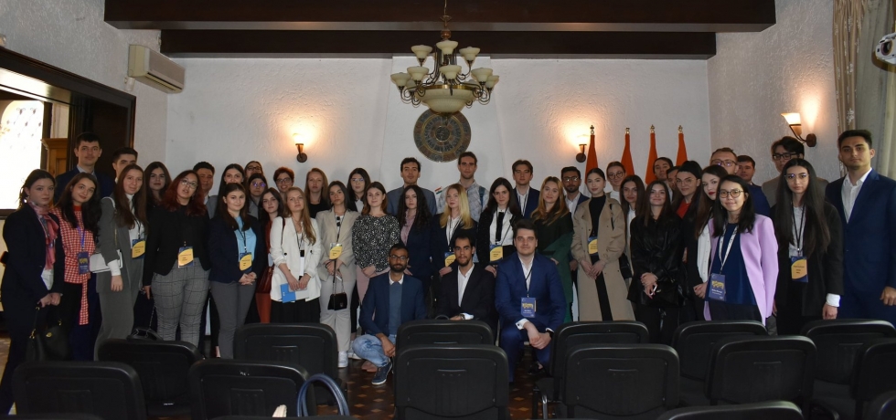Ambassador Shrivastava received a group of young students from the World Affairs Forum Project at the embassy.